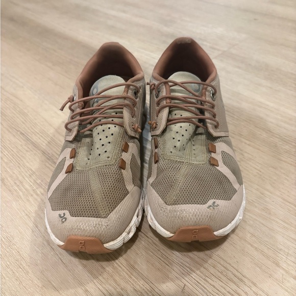 On Running women’s pink/white Athletic Shoes - Picture 2 of 2